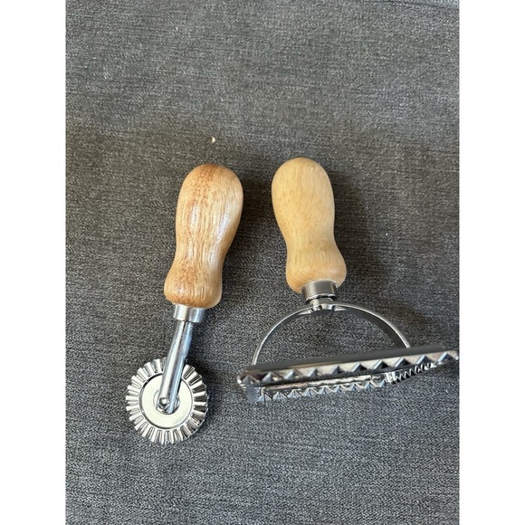 Ravioli Stamp Set of 4 Ravioli Maker Cutter with Wooden Handle - Picture 2 of 7